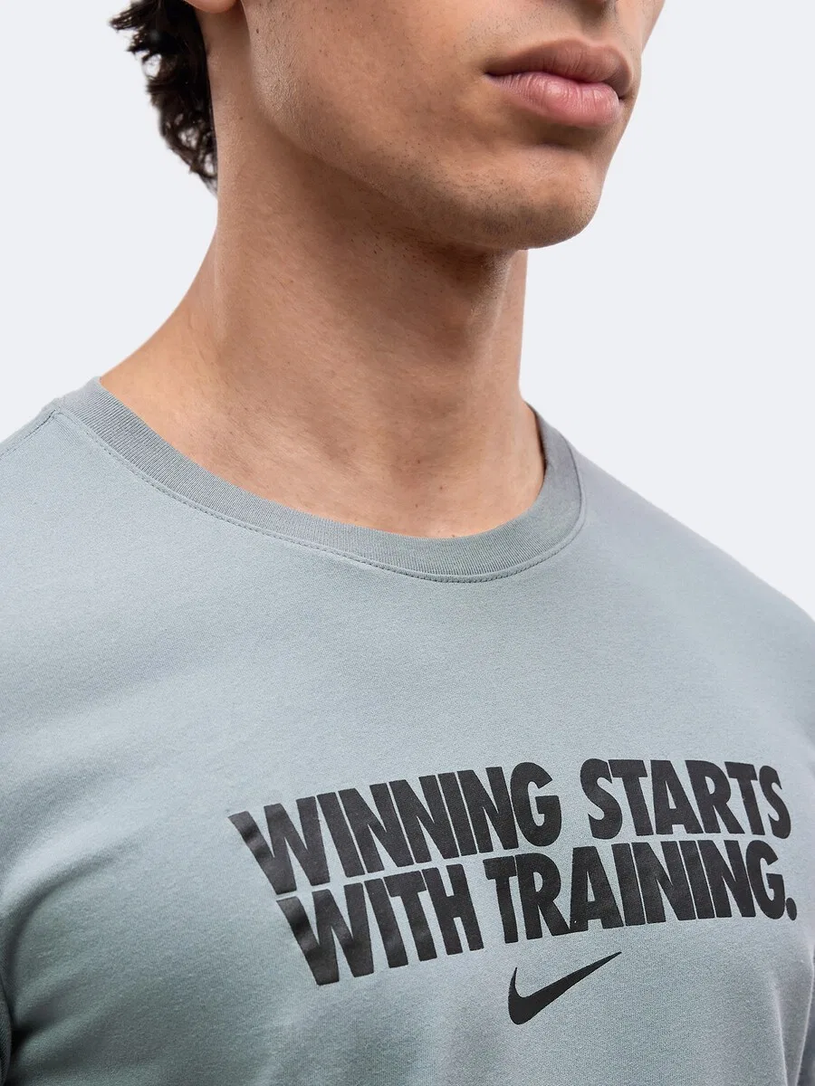 Спортивная футболка NIKE 'WINNING' темно-серого цвета — фото 2