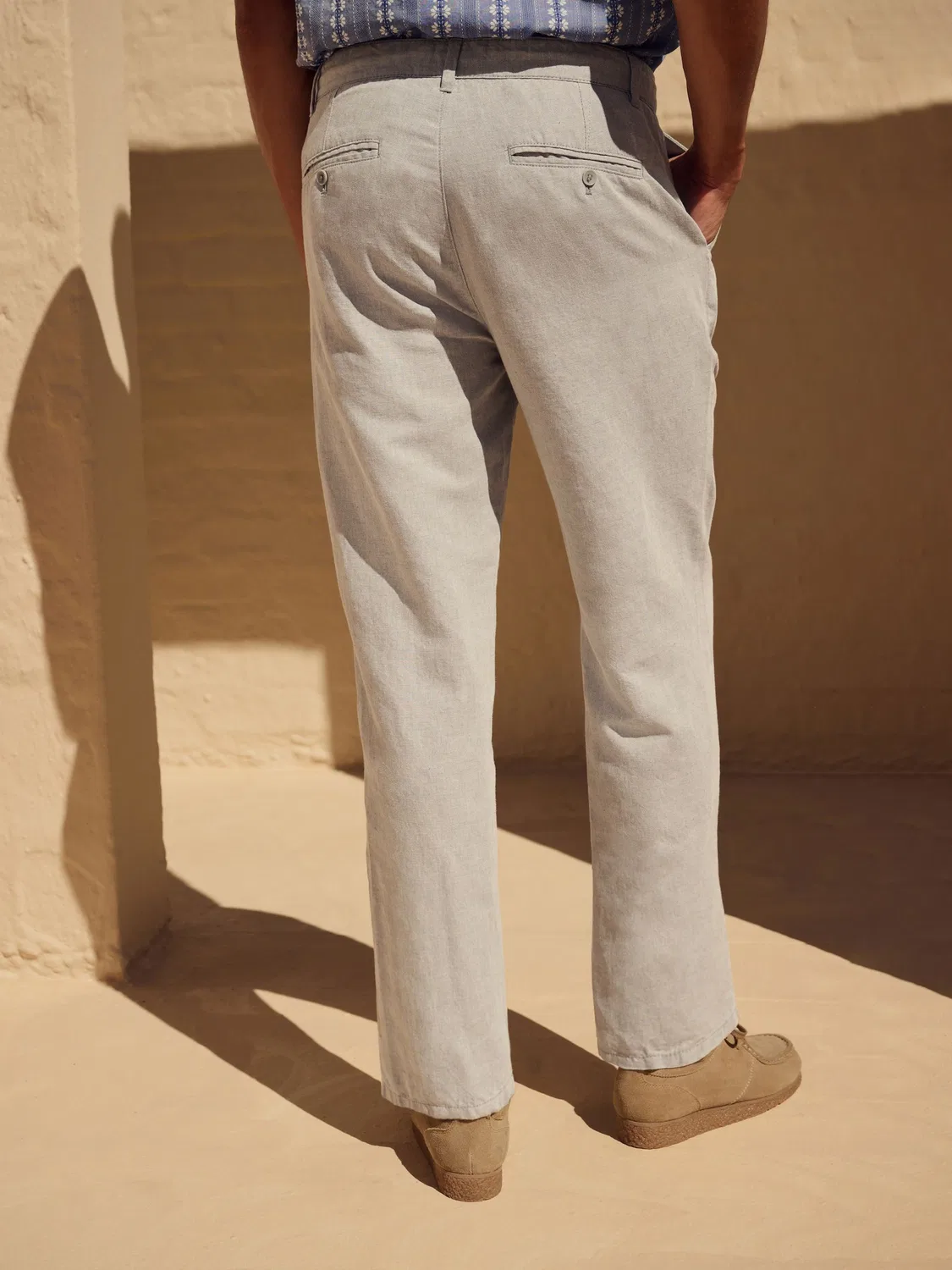 Чинос брюки Regular Fit из хлопка и льна Next, Light Stone — фото 3