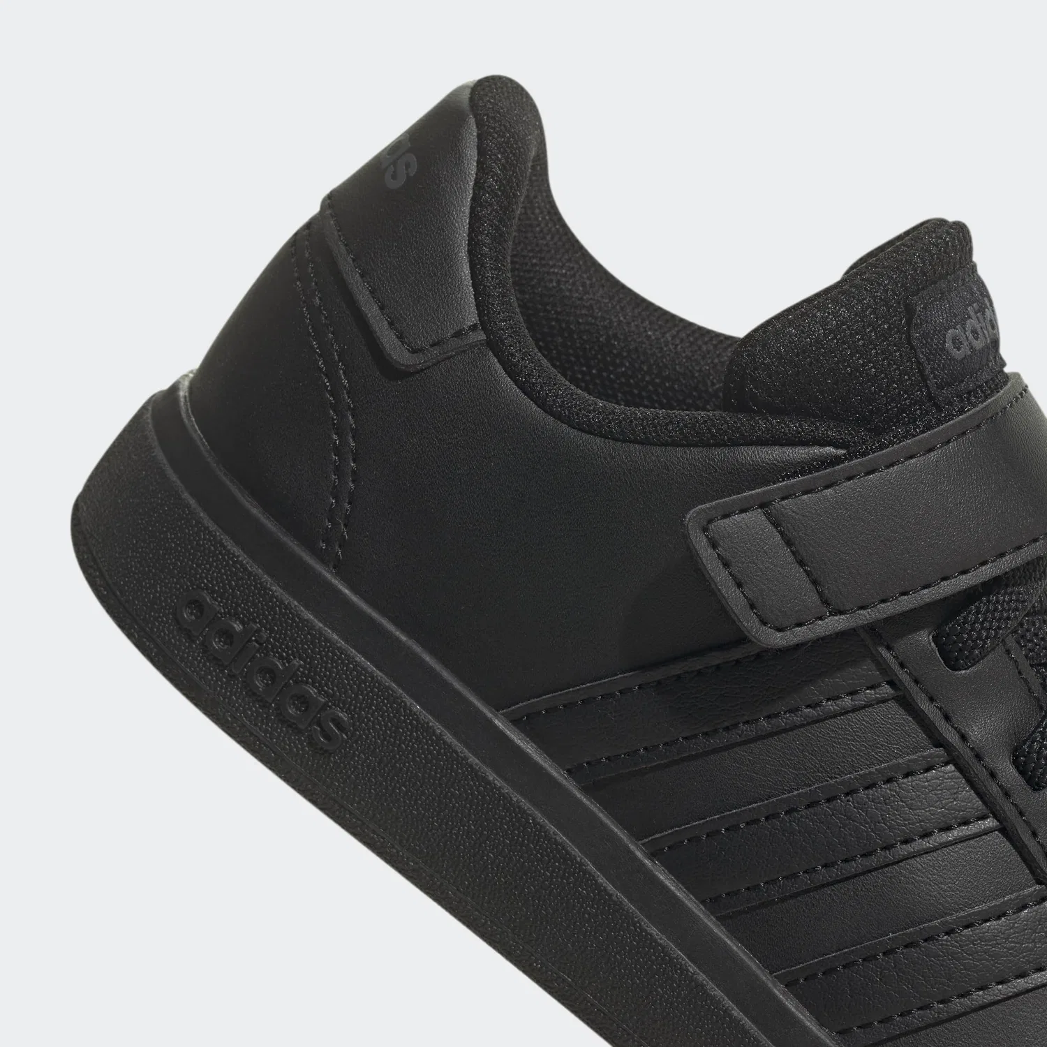 Детские кроссовки для мальчиков с синтетическим верхом Grand Court Elastic Lace and Top Strap Adidas, Core Black Core Black Grey Six — фото 4