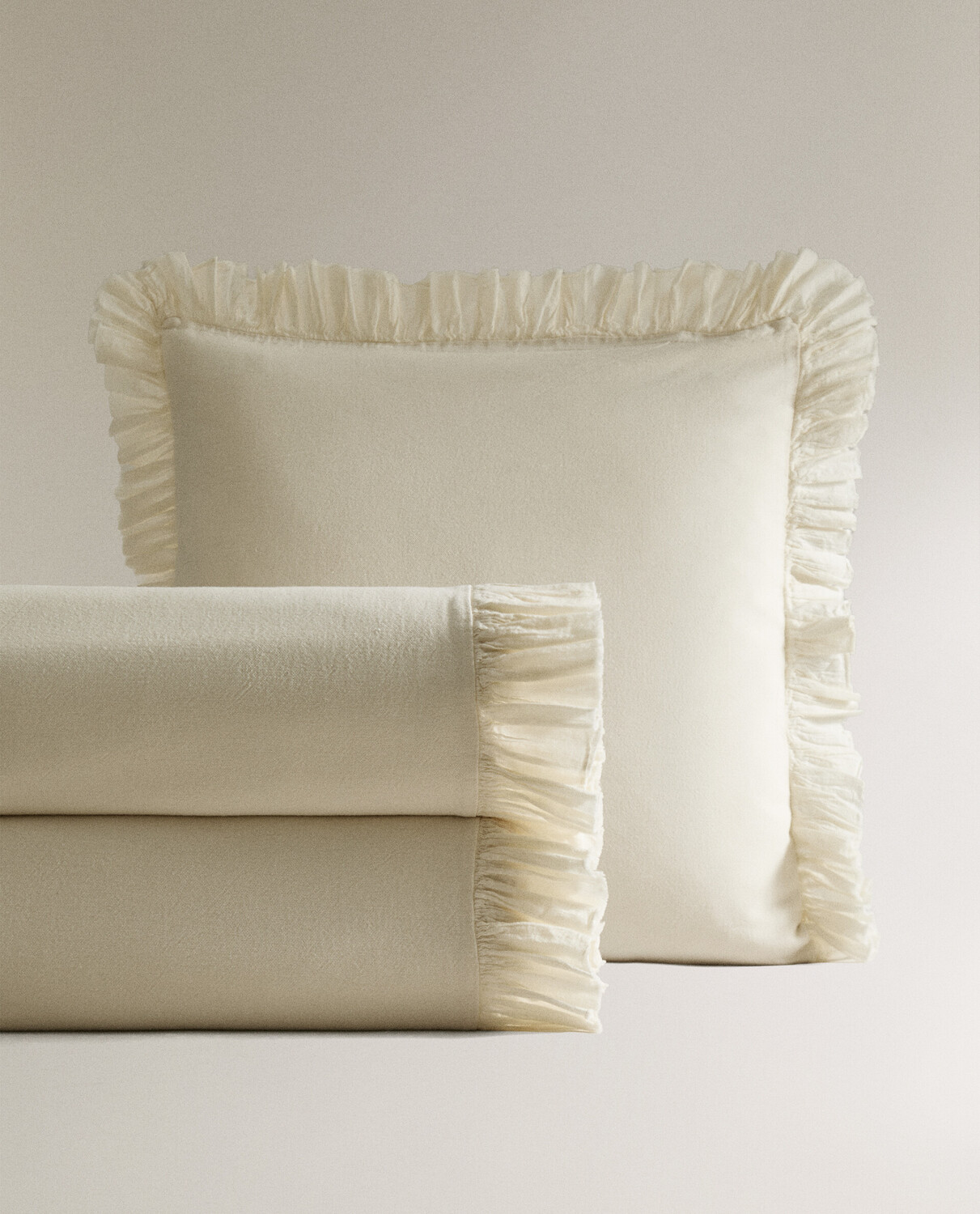 

Покрывало Zara Home With Pleated Ruffle, светло-бежевый