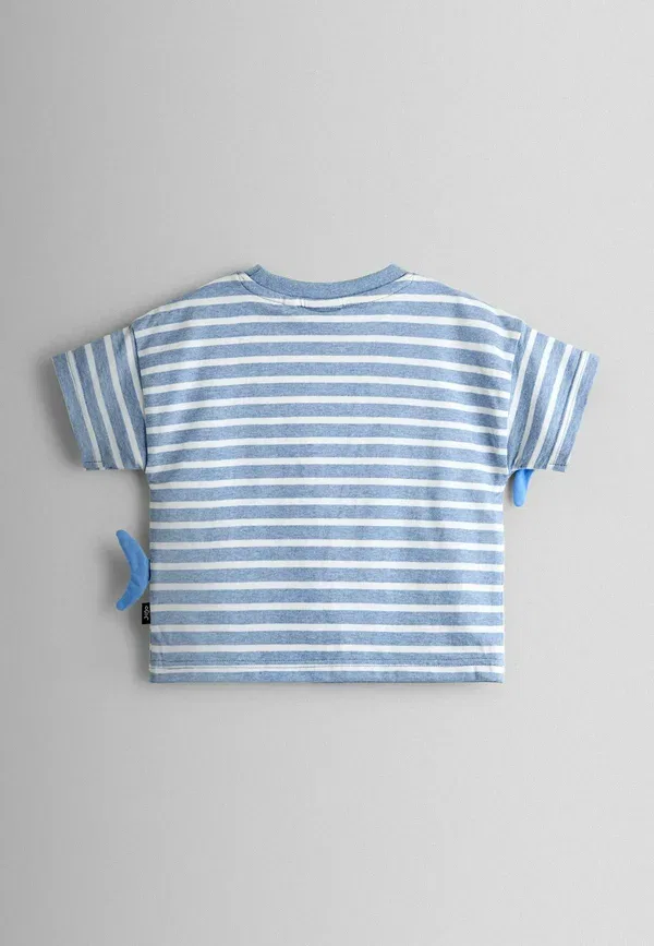 Футболка Regular fit с аппликацией акулы Jojo Maman Bébé, синяя полоска — фото 2