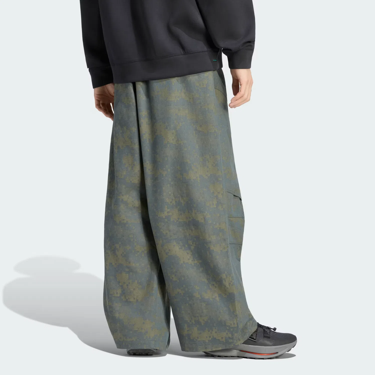 Мужские брюки свободного кроя с камуфляжным принтом Equipment Camo Canvas Adidas Originals, Legend Ivy — фото 2