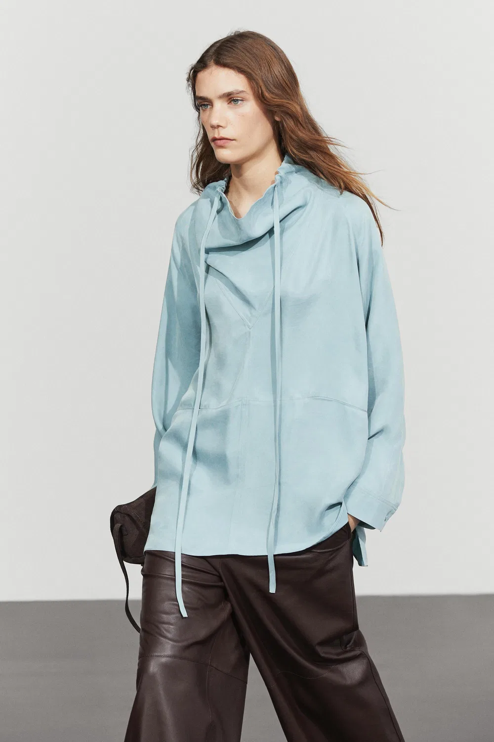 Рубашка Massimo Dutti, струящаяся, с высоким воротником и завязками, серый синий — фото 2