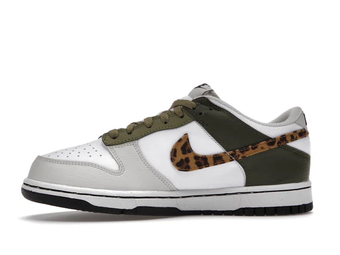 Детские кроссовки Lifestyle с принтом Nike Dunk Low Nike, White/Coconut Milk/Rough Green/Black — фото 3