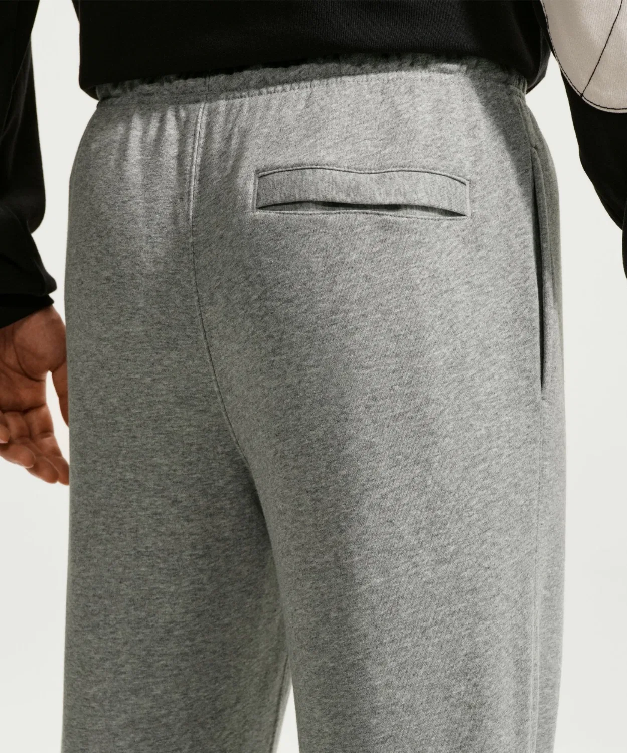 Мужские спортивные брюки из футера с открытым низом, модель Nike Club NIKE, Dark Grey Heather — фото 3
