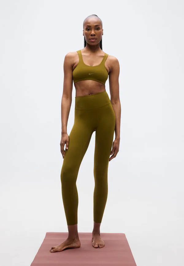 Спортивный бюстгальтер zenvy с легкой поддержкой Nike Performance, Olive Flak/White — фото 2