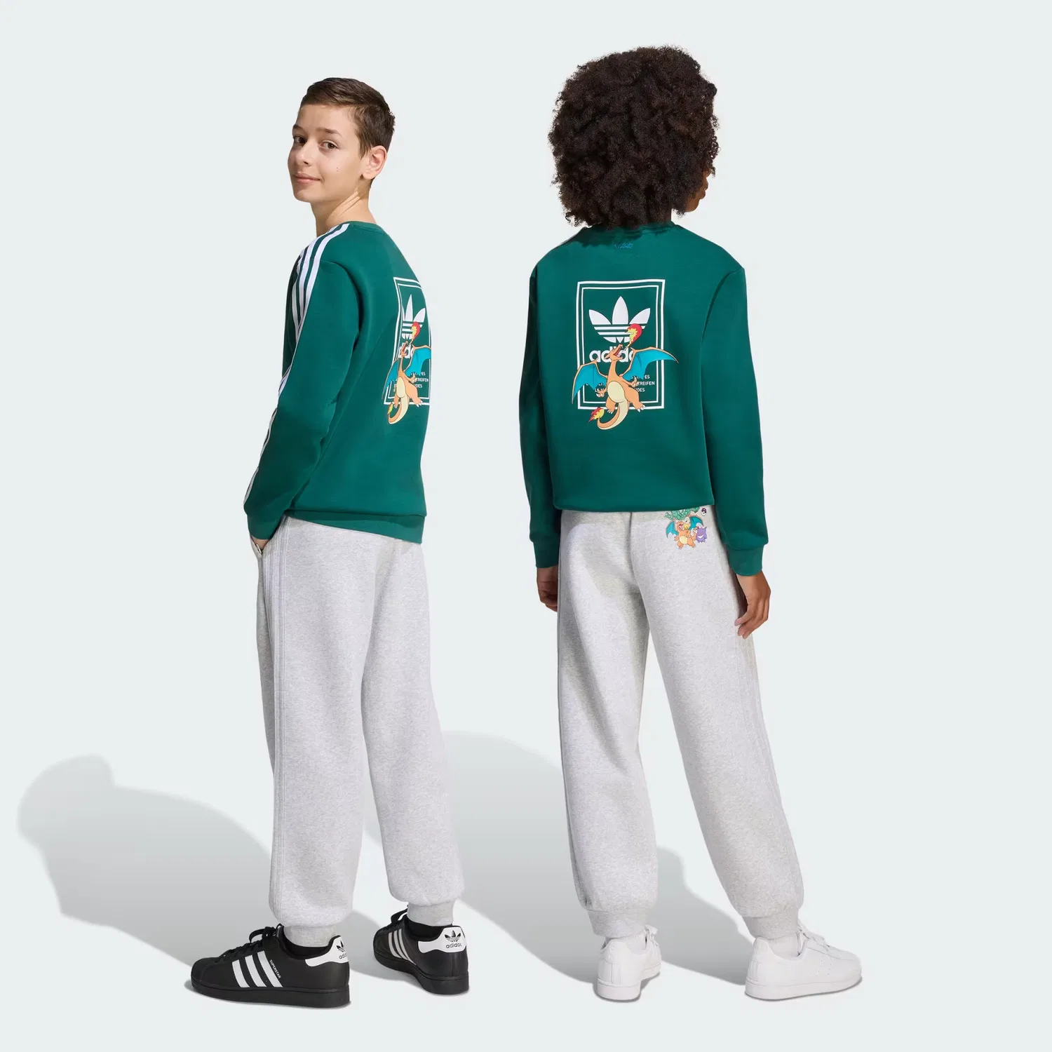 Детские спортивные штаны свободного кроя с принтом Pokémon Adidas Originals, светло-серый меланж — фото 2