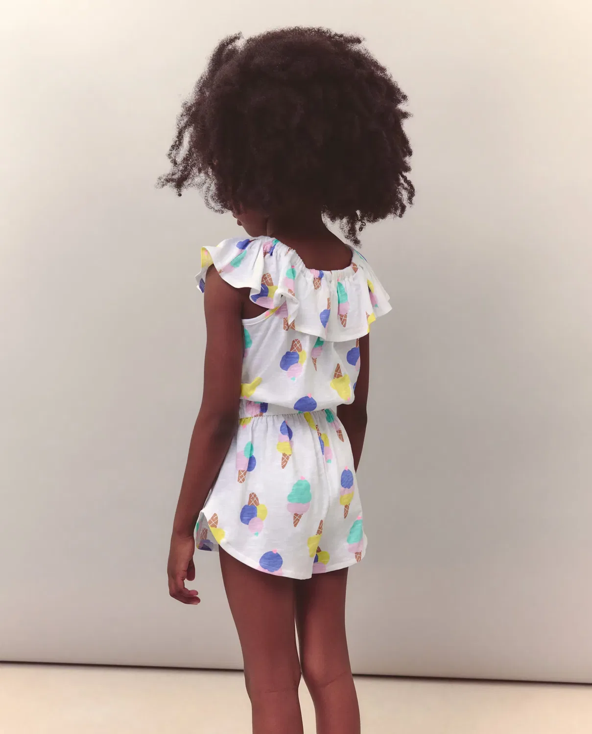 Детский комбинезон для девочек с принтом Mono estampado de tirantes con volante en el escote de niña Rosa Kids El Corte Inglés, Blanco — фото 3