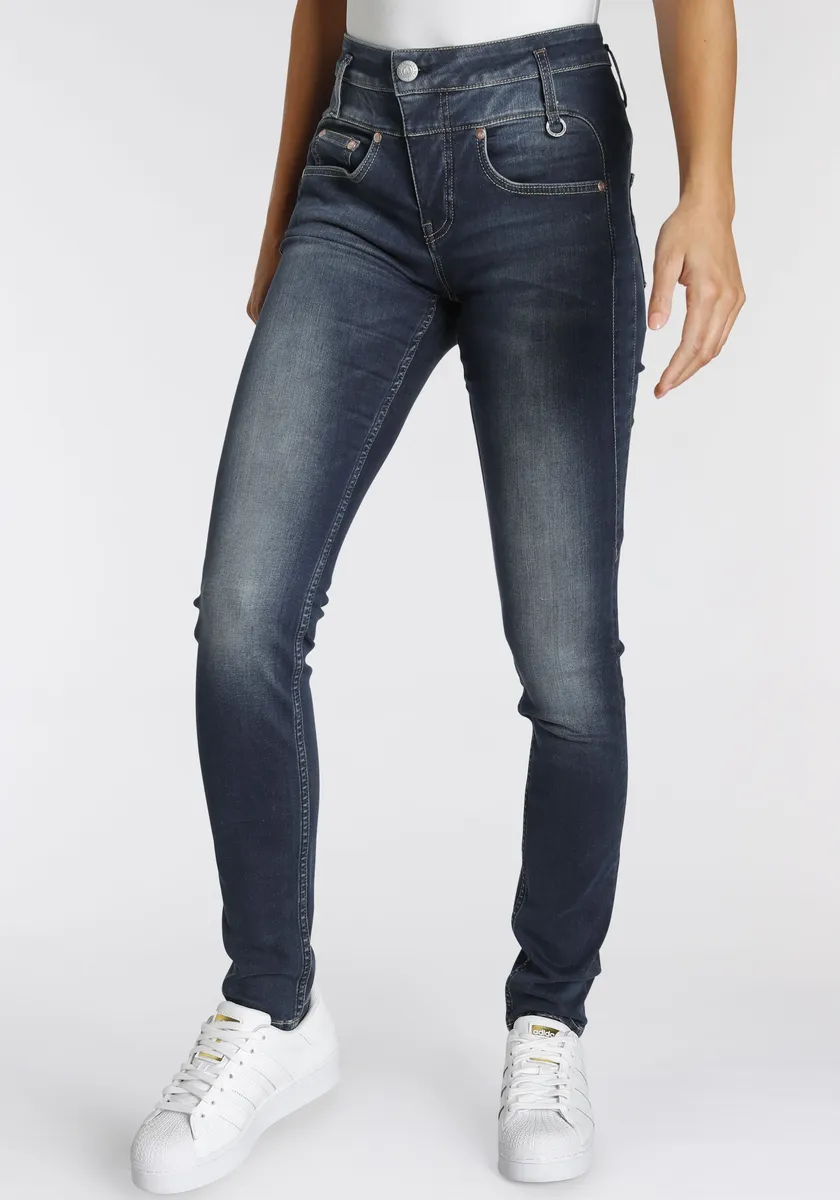 

Великолепные джинсы узкого кроя "SHARP SLIM REUSED DENIM", экологичное качество премиум-класса, содержит переработанный материал Herrlicher, цвет Clean 051
