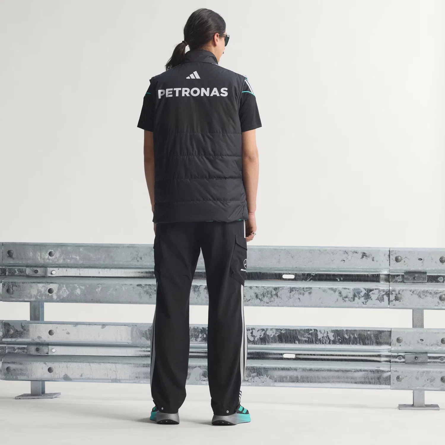 Мужской жилет с зональным утеплителем Mercedes-AMG Petronas Formula 1 Team Mechanics Adidas Performance, черный/серый — фото 2
