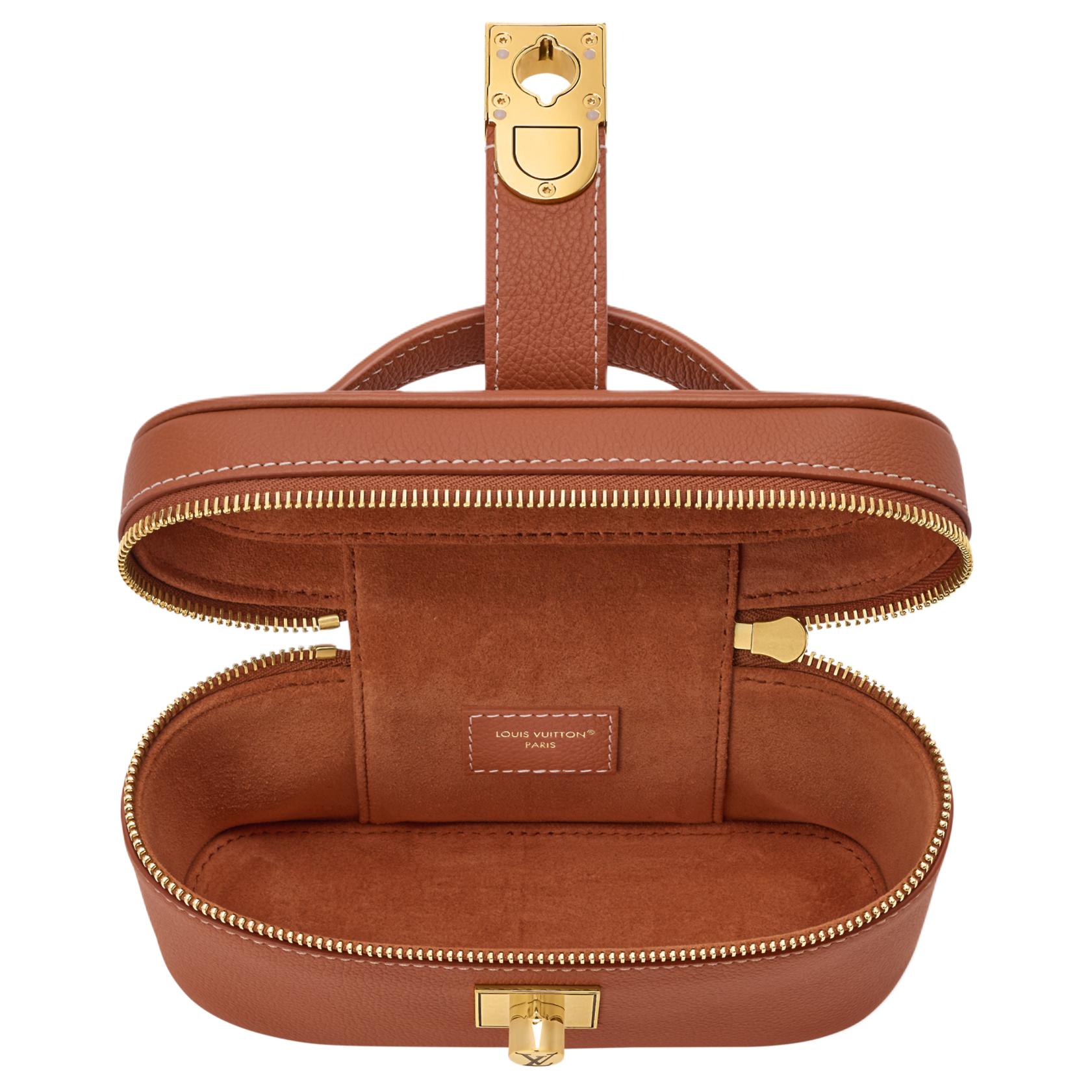 Косметичка Low Key Vanity из телячьей кожи, женская, цвет cognac LOUIS VUITTON, gift set(basic set+box+shopping bag) — фото 4