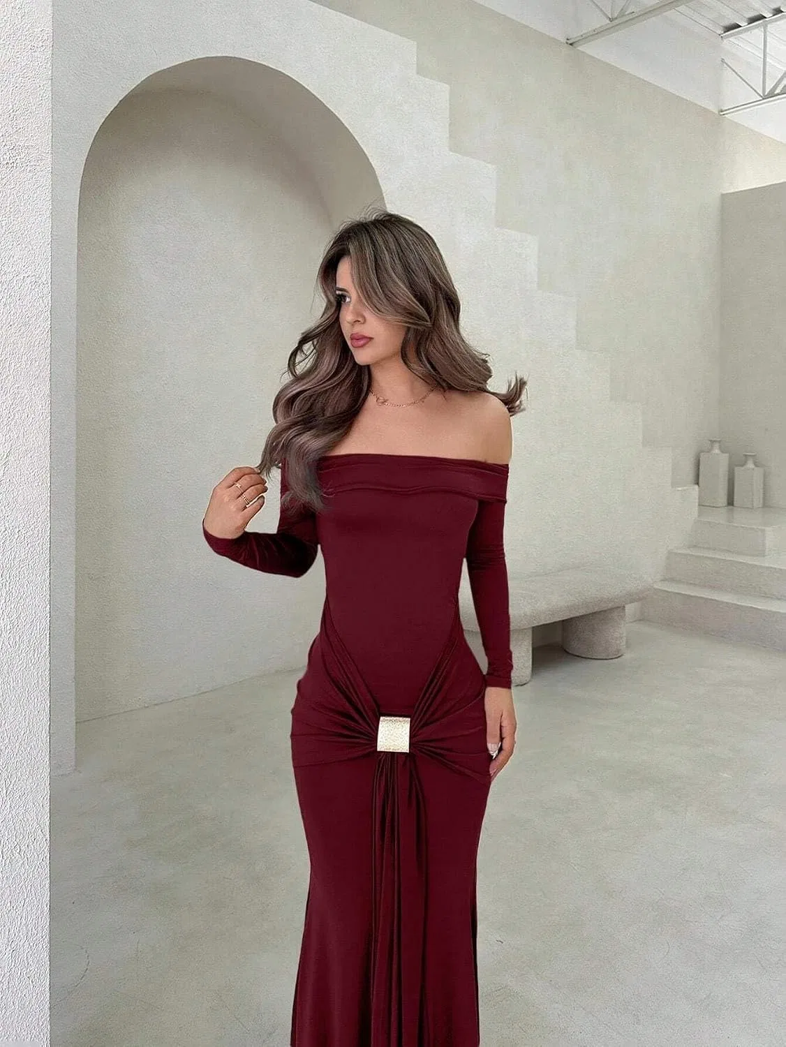 Женское длинное платье-бодикон с открытыми плечами Burgundy — фото 2