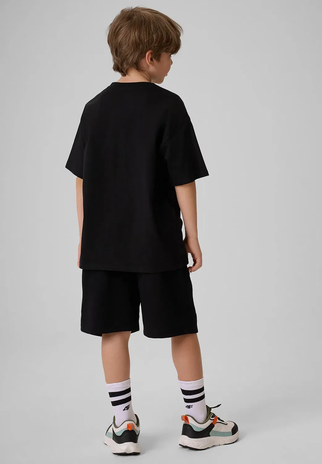 Spodenki dresowe chłopięce - czarne 122 (6-7 лат) - спортивные шорты 4F, Deep Black — фото 2