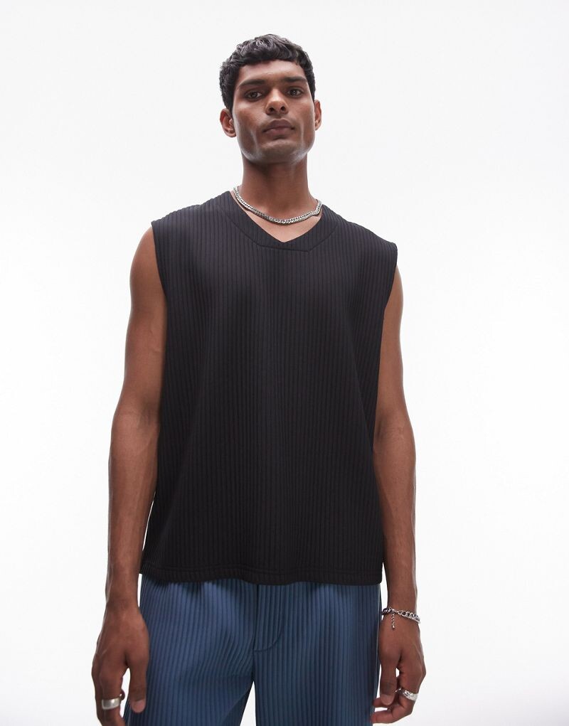 

Topman — объемная черная плиссированная футболка без рукавов с V-образным вырезом