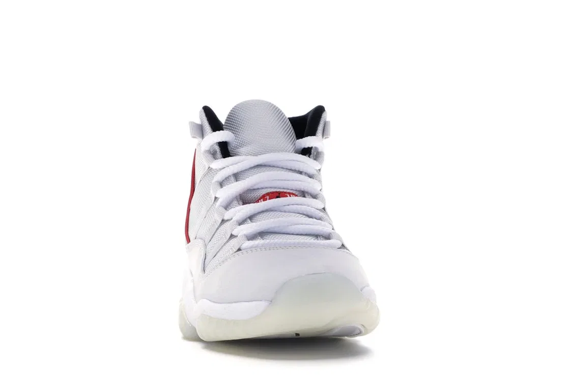 Детские кроссовки для мальчиков и девочек с патентованным покрытием Jordan 11 Retro Jordan, Platinum Tint/University Red-Sail — фото 2