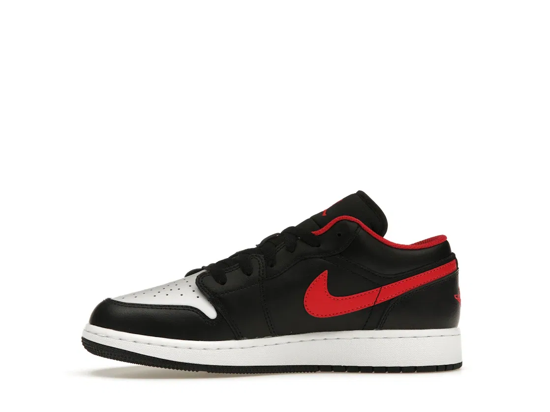 Детские кроссовки lifestyle с белым носком Jordan 1 Low Jordan, Black/Fire Red/White — фото 3