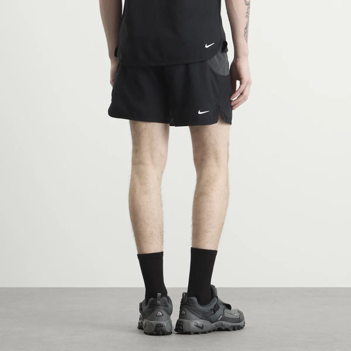 Шорты Nike ACG Second Sunrise, Black Anthracite & Summit White — фото 3
