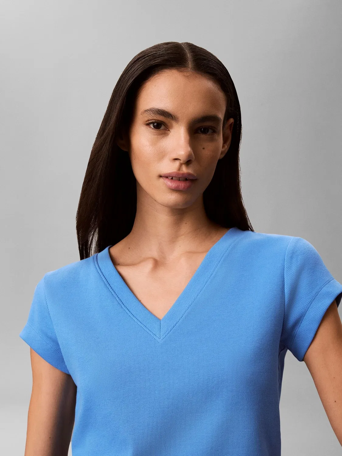 Футболка с V-образным вырезом Calvin Klein, синяя — фото 4