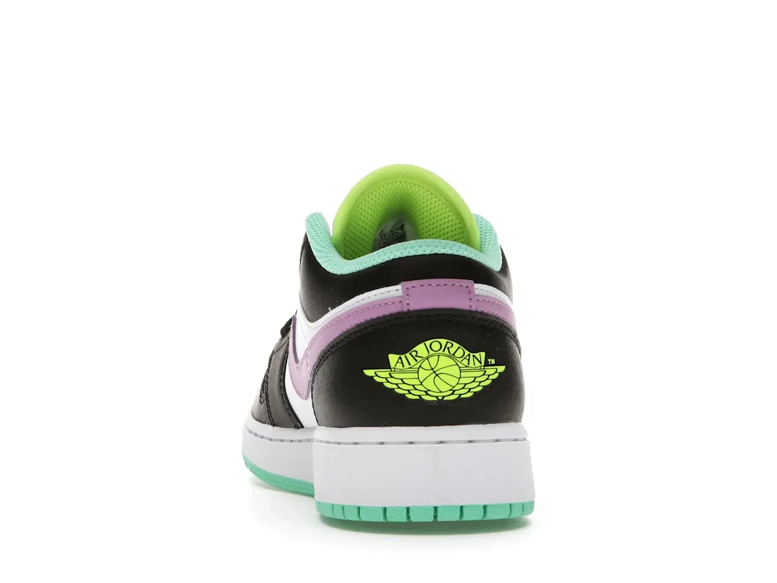 Детские кроссовки Lifestyle с перфорированным носком Jordan 1 Low Jordan, White/Black/Green Glow/Violet Shock — фото 4