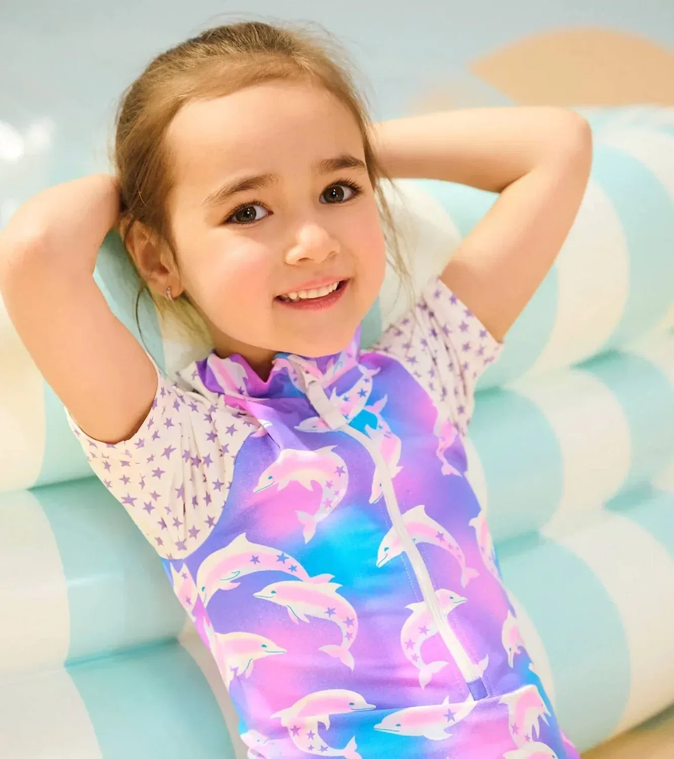 Детский слитный купальник для девочек с защитой UPF 50+ Airbrush Dolphins Hatley, фиолетовый — фото 3