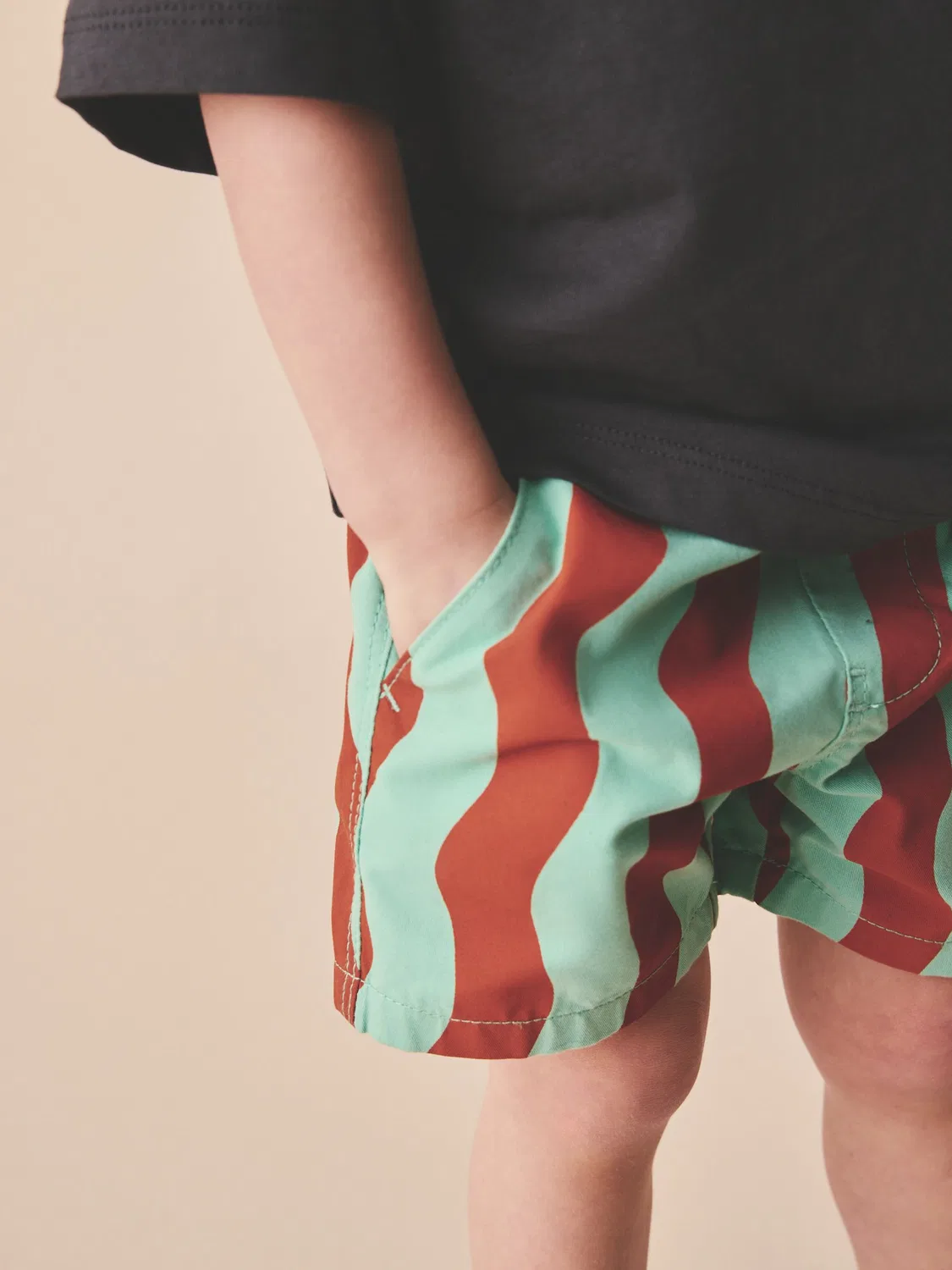 Шорты с эластичным поясом, модель Red/Green Wavy Stripe Next, красно-зеленый полосатый — фото 3