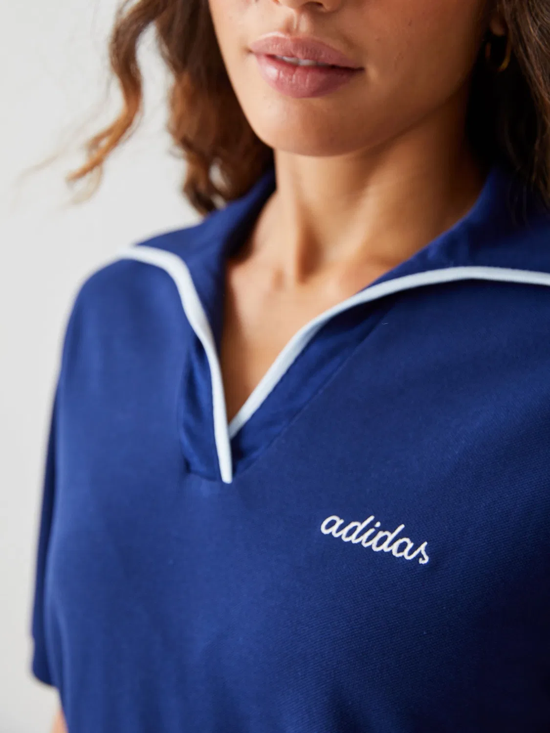 Поло с вышивкой adidas, синий — фото 4