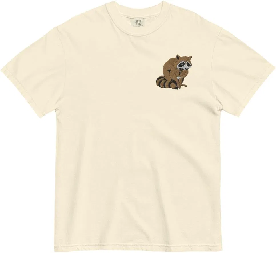 Мужская футболка с вышивкой енота Comfort Colors, Ivory