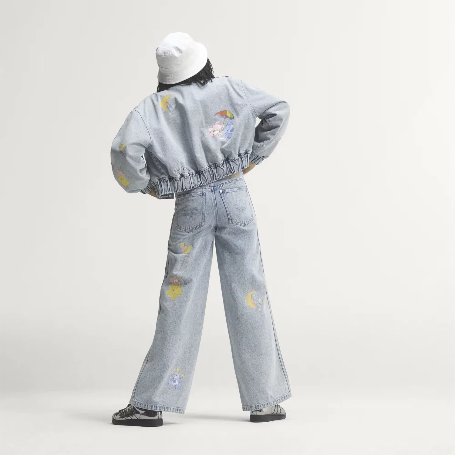 Женская джинсовая куртка-бомбер оверсайз Care Bears Adidas Originals, небесно-голубой — фото 2