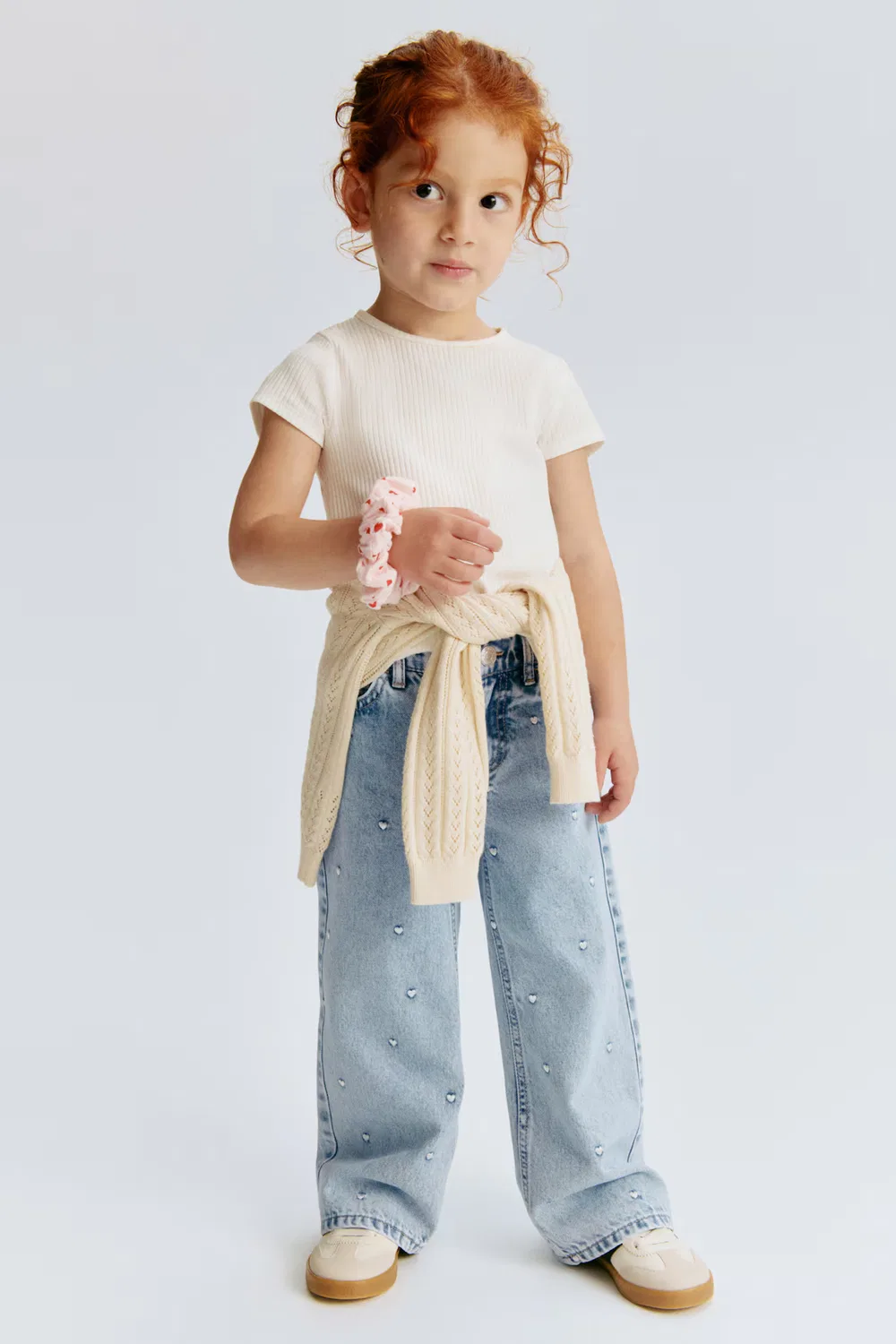 Джинсы с широкими штанинами и декоративным рисунком H&M, Helles Denimblau/Herzen