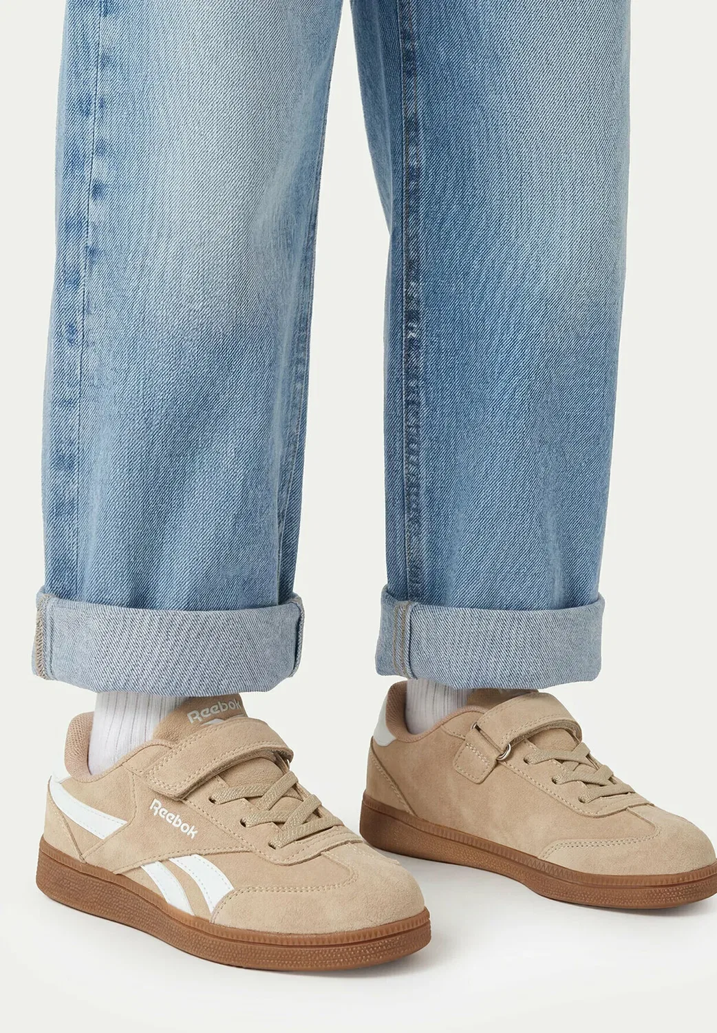 Девушка в кроссовках 5907964197386 - кроссовки Reebok, Beige