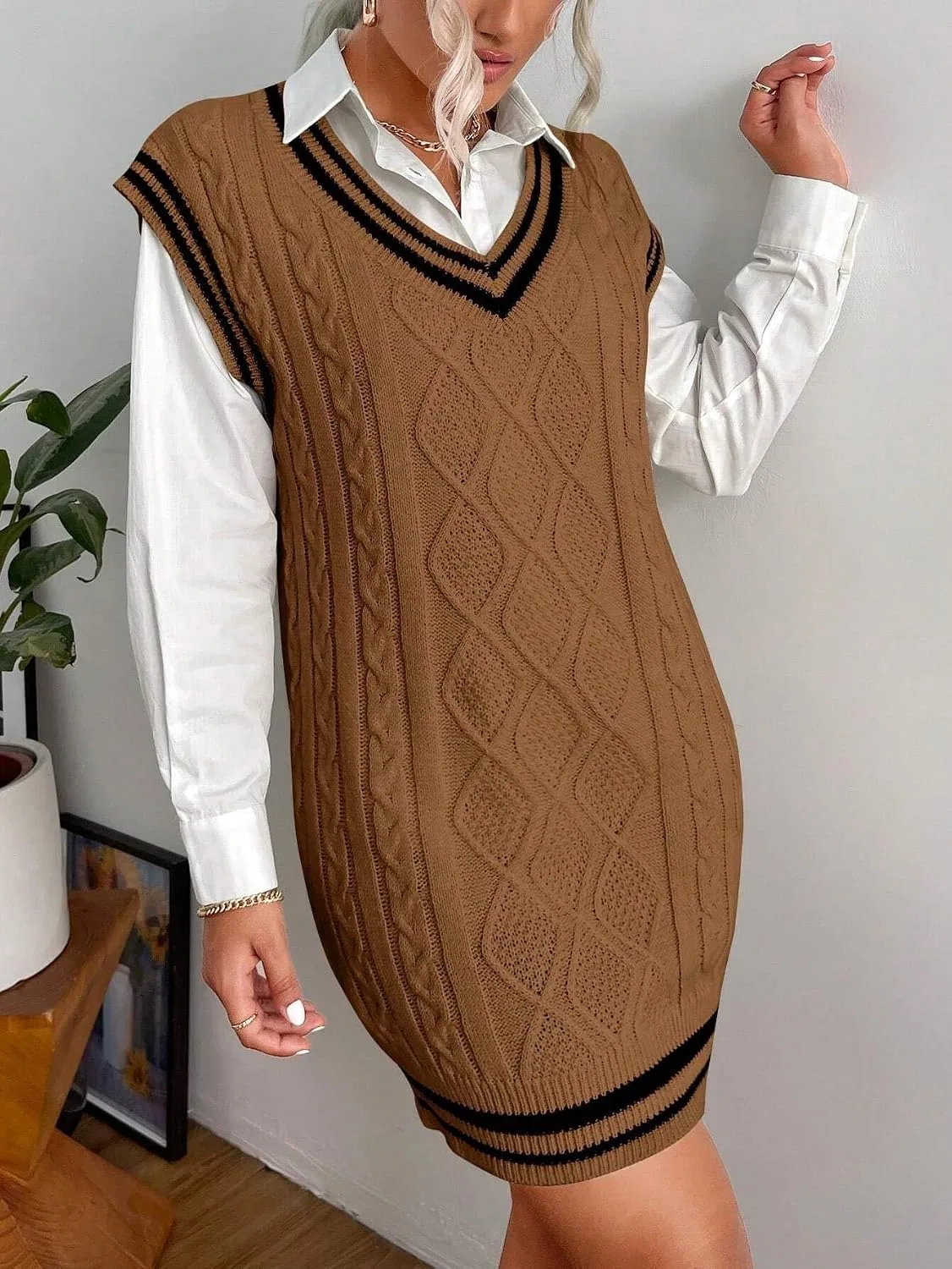 Женское трикотажное платье с V-образным вырезом и полосками, Brown — фото 4