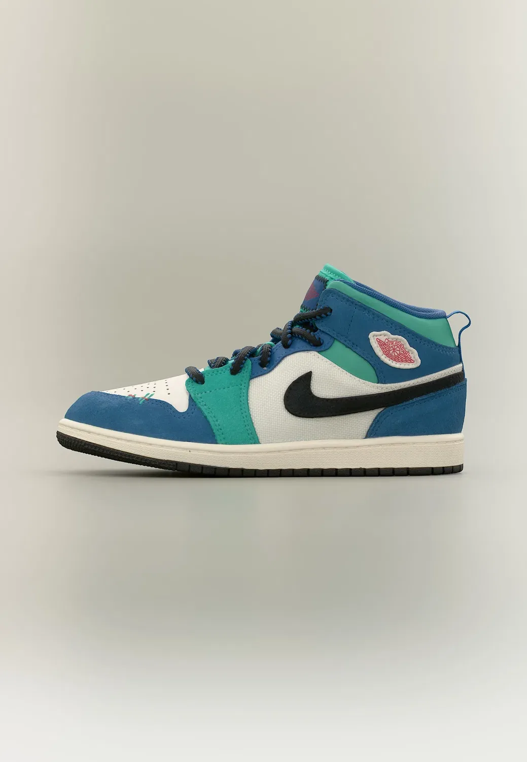 1. Унисекс кроссовки средней высоты - высокие кроссовки Jordan, Chalk/University Red/True Blue/Kinetic Green/Black