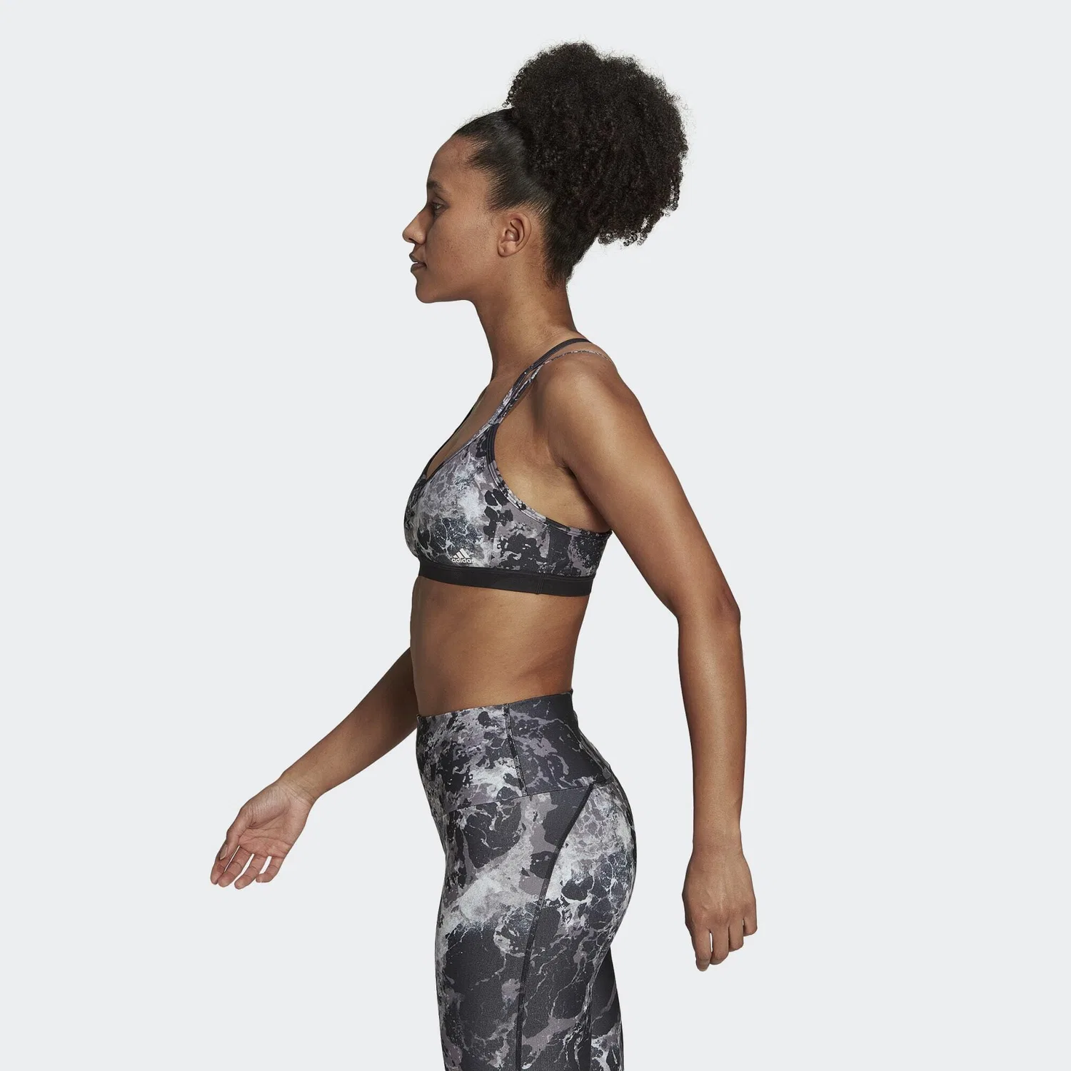Женский спортивный бюстгальтер с принтом Yoga Essentials Studio Light-Support Adidas, Schwarz — фото 3