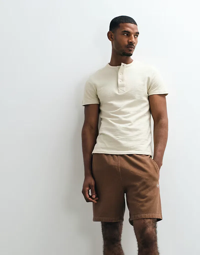 Свободные шорты Adidas Originals Essential Loose Shorts, коричневый — фото 2