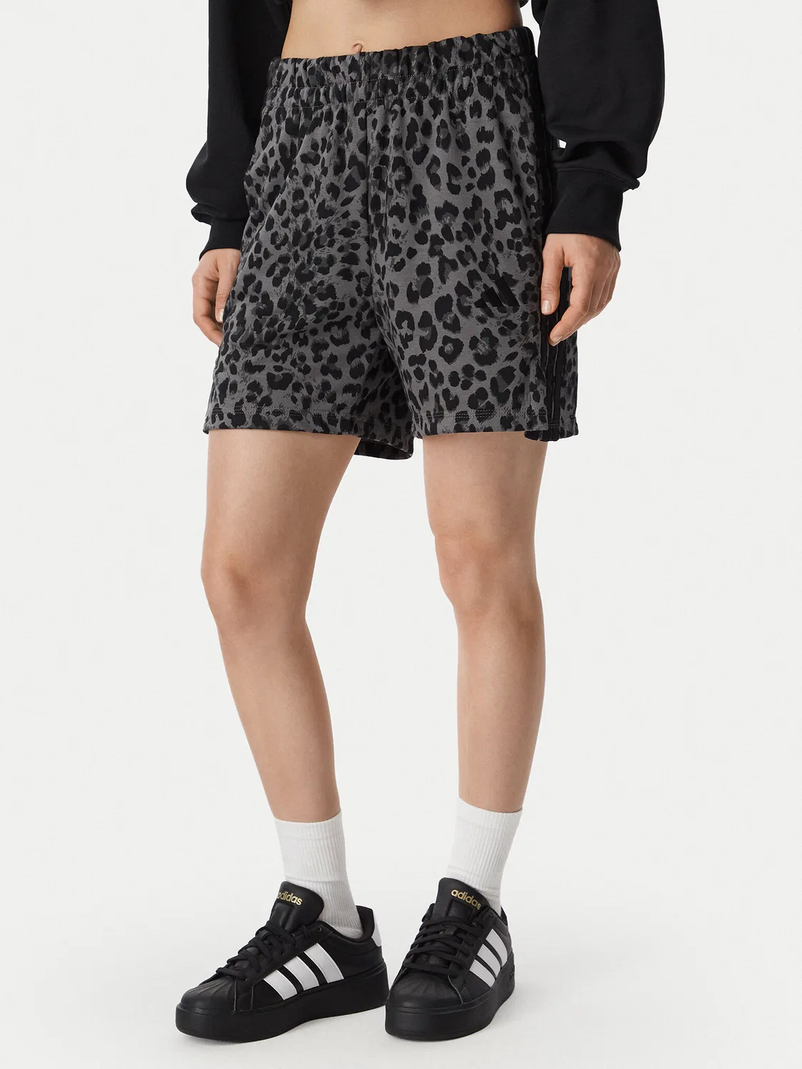 Женские спортивные шорты стандартного кроя Seasonal Essentials Animal Print Adidas, серый