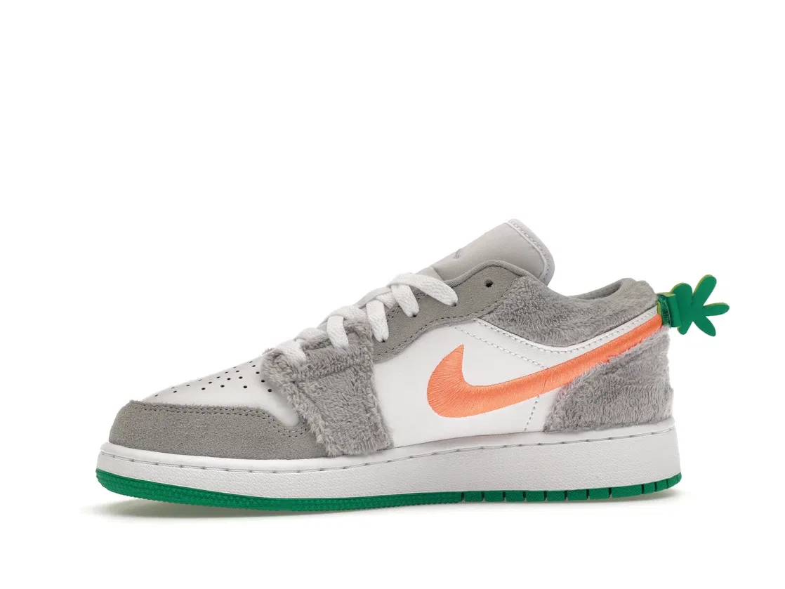 Детские кроссовки Lifestyle с принтом моркови Jordan 1 Low SE Rabbit Jordan, Light Smoke Grey/Total Orange-White-Stadium Green — фото 3