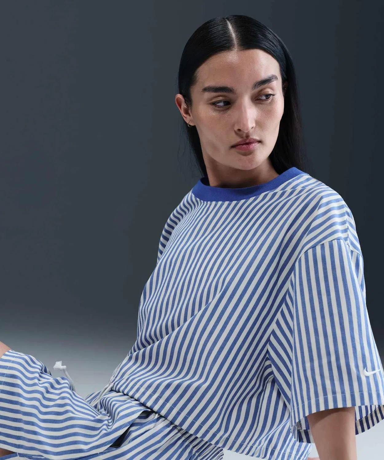 Женская футболка с коротким рукавом из поплина Nike Sportswear Chill Poplin Striped Boxy Top, Royal Blue — фото 4