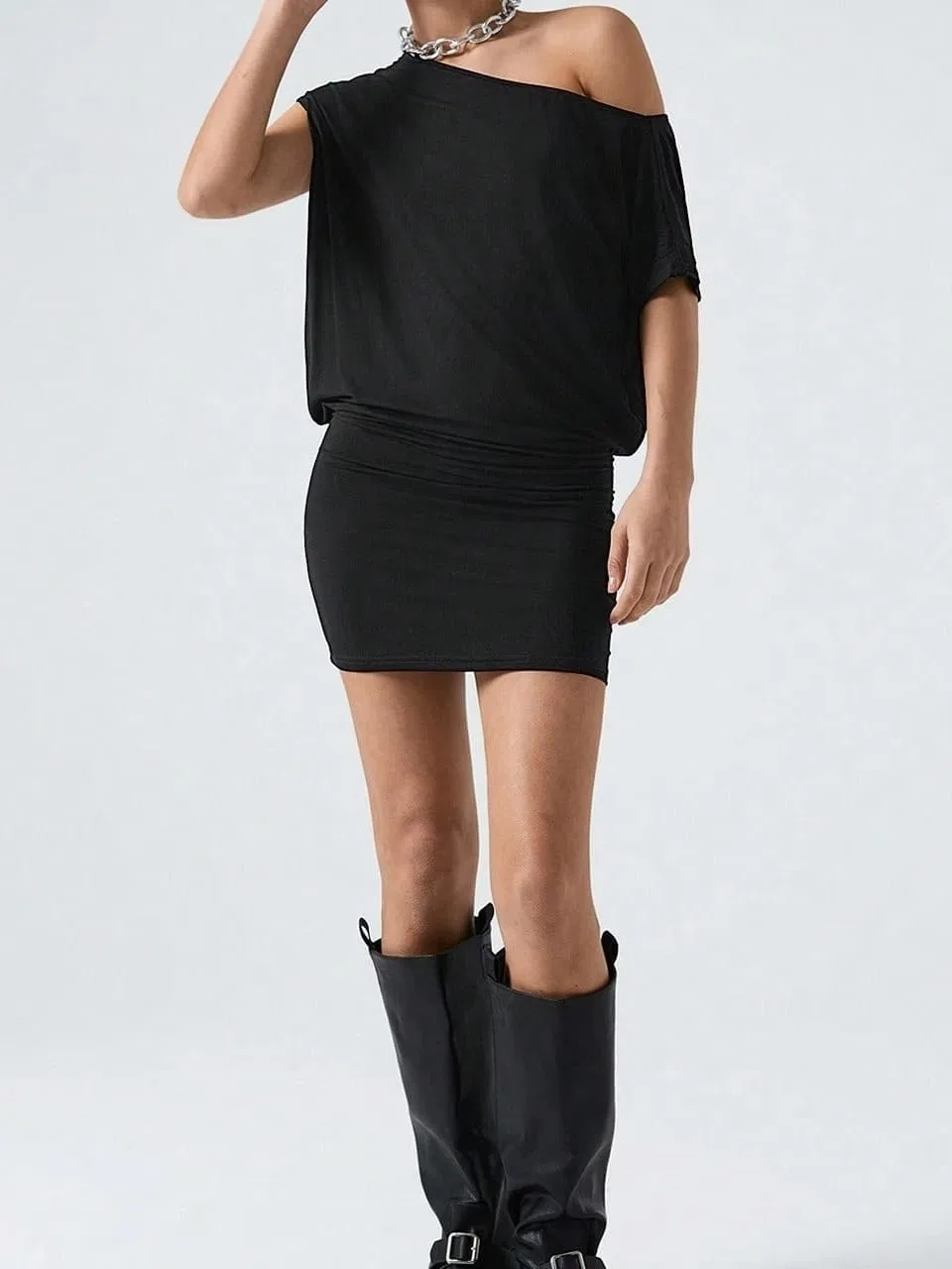 Женское короткое платье-футболка асимметричный воротник Bodycon, Black — фото 4