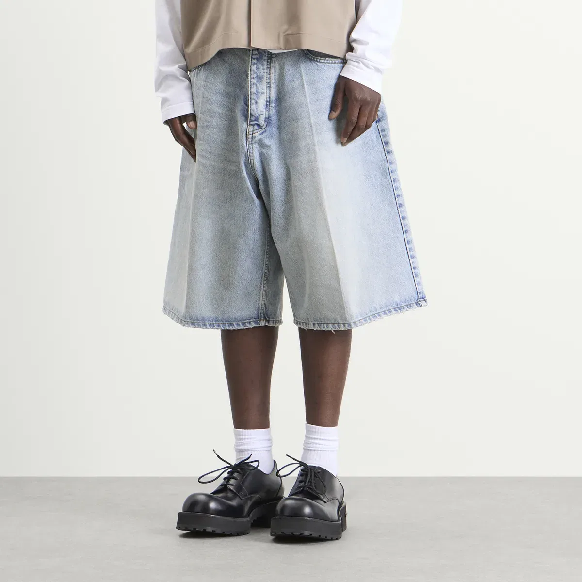 Шорты джинсовые с защипами Stay press vintage denim shorts Balenciaga, Bleach Light Bleu — фото 2