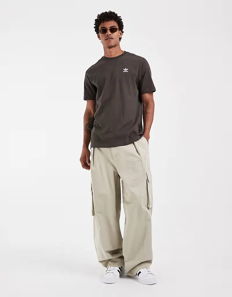 Футболка Adidas Originals Essentials свободного кроя хаки — фото 4