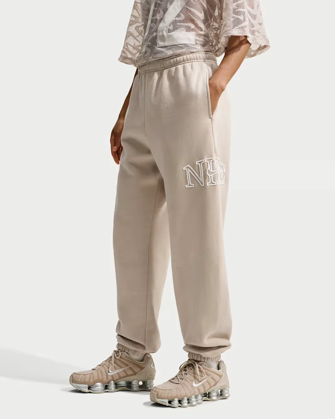 Женские брюки оверсайз с манжетами и логотипом Nike Studio Fleece Medium Weight "Graphic Pack", Cream II/Sail — фото 2