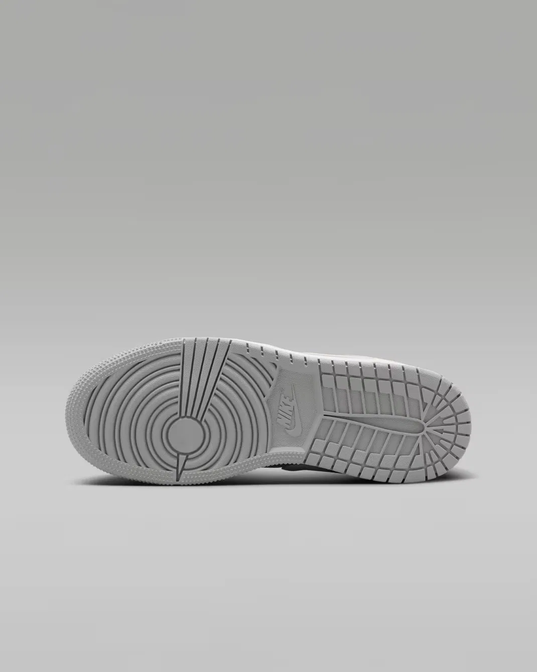 Кроссовки для детей постарше Air Jordan 1 Low SE, Off White/Soft Pearl/Light Smoke Grey — фото 2
