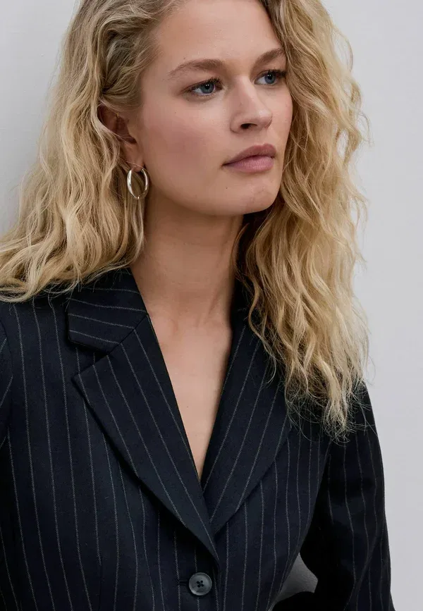 Блейзер с узким силуэтом Pinstripe sculpted single breasted blazer Next, темно-синий — фото 3
