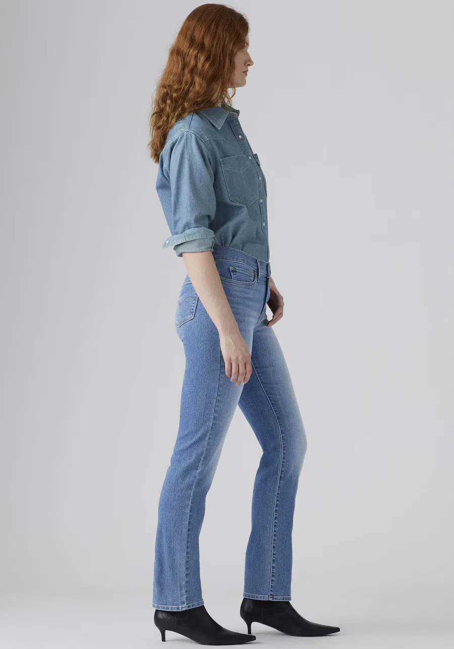 Джинсы LEVI'S Slim fit '314 Shaping Straight' синего цвета — фото 4