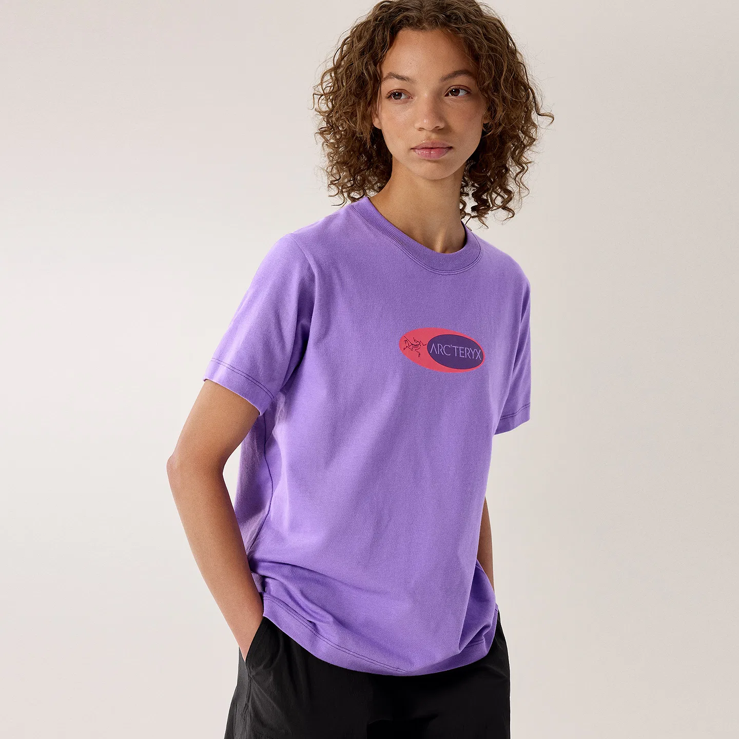 Женская футболка с коротким рукавом Arcteryx, Ivory White/Mountain Mallow Purple/White Light/Aster — фото 4