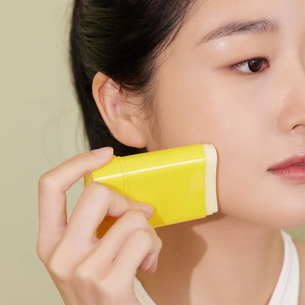 Солнцезащитный стик Nature Republic Powder UV Aloe SPF50+ PA++++ 24 г желтый — фото 4