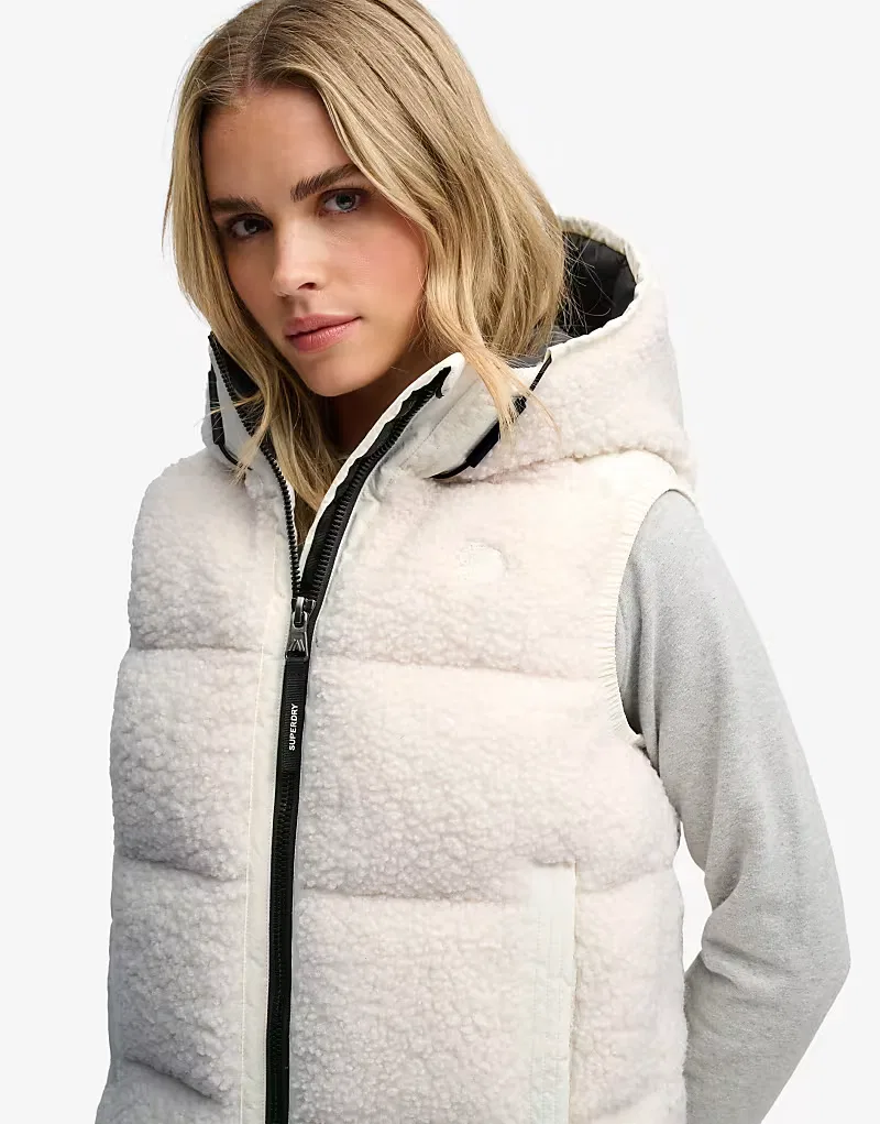 Пуховый жилет Superdry Borg с капюшоном, меловой белый — фото 3