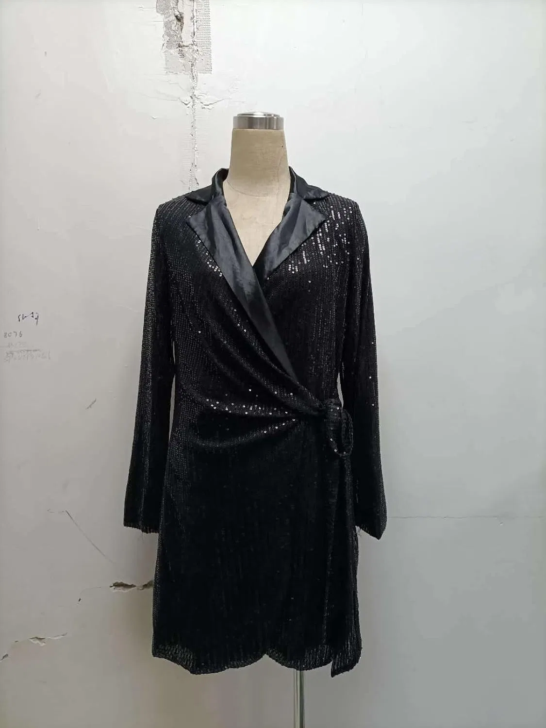 Женское платье мини с пайетками V-образным вырезом, Black — фото 3