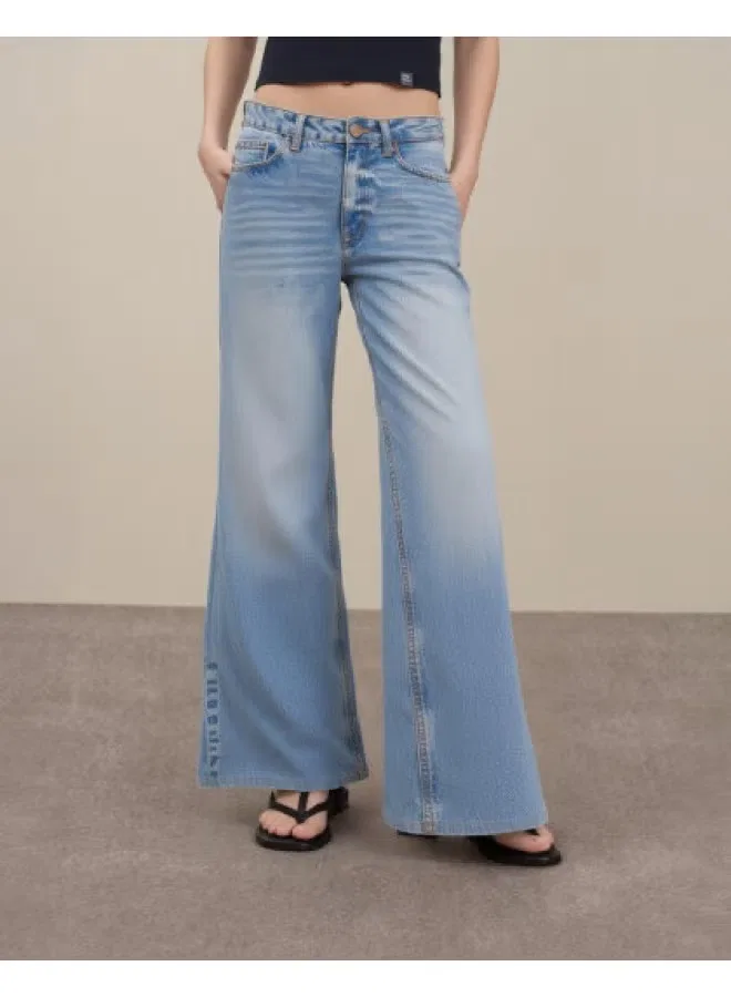 Джинсы свободного кроя с потертостями Zara, голубой