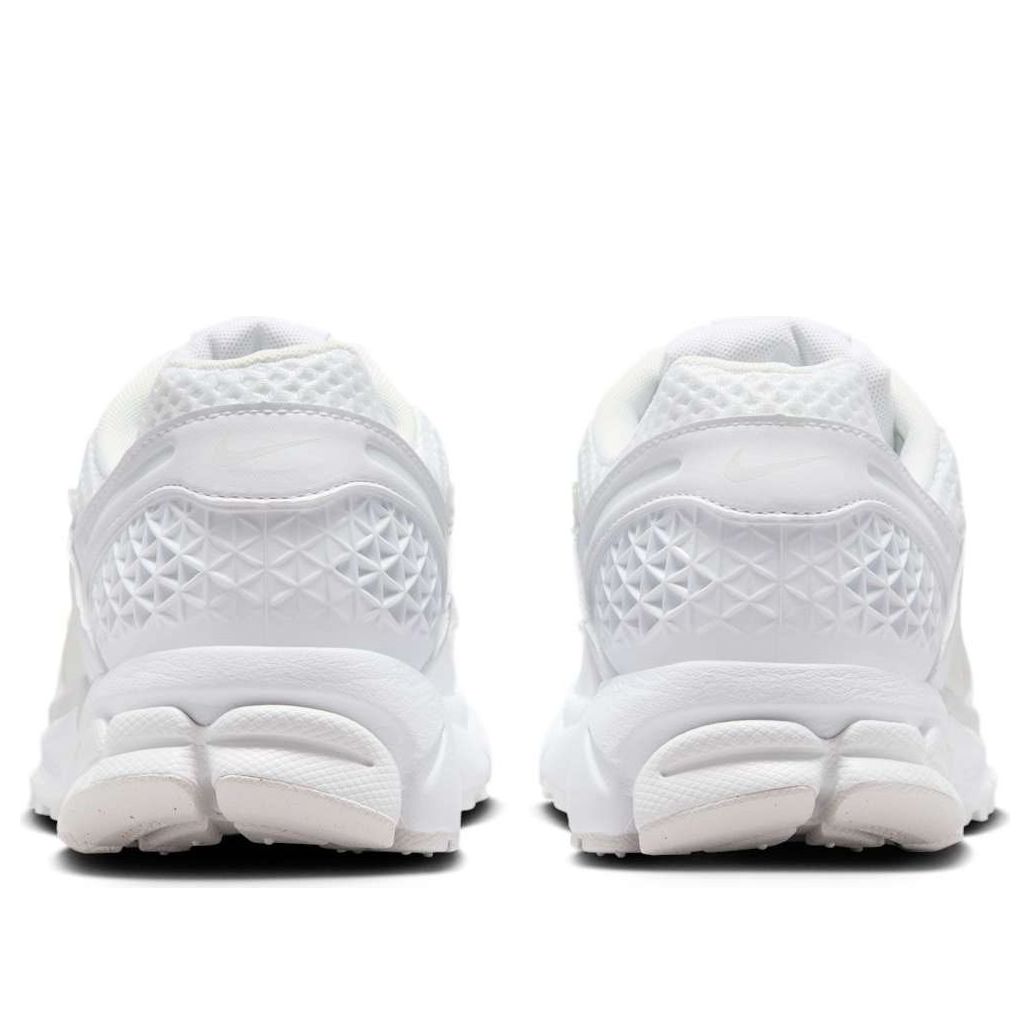 Кроссовки (WMNS) Nike Air Zoom Vomero 5 'Triple White' — фото 3